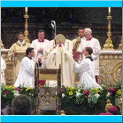 02 donVVi---consegna-Vangelo, anello, mitra e pastorale.jpg